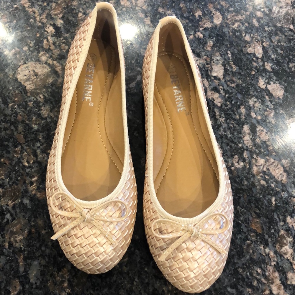 Cream wicker flats